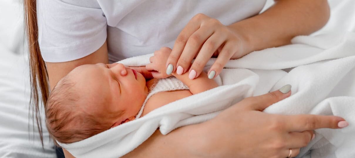 Alternativas al embarazo natural: adopción y subrogación para personas de Houston (Texas)